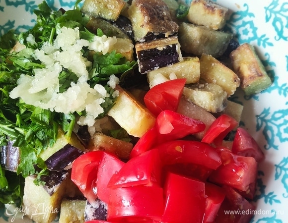 К обжаренным овощам добавляем мелко нарезанную кинзу, помидоры, чеснок через пресс, соль, бальзамический уксус, соевый соус и хорошо перемешиваем. Сверху посыпаем кунжутом!