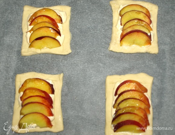 Отправляем противень в заранее разогретую до 180ºС духовку на 20 минут или выпекаем слойки до золотистого цвета.