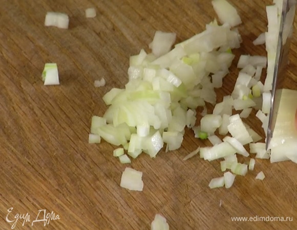Шалот почистить и нарезать очень мелко.