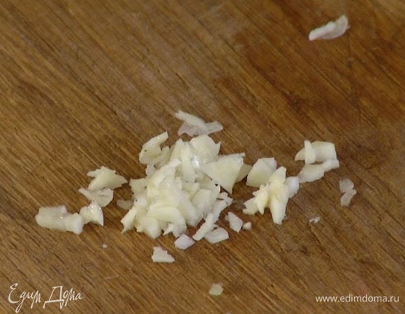 Чеснок почистить, мелко порубить, добавить в сковороду и, помешивая, обжарить.