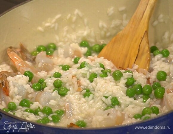 Добавить зеленый горошек и креветки, влить оставшееся вино, посолить, поперчить и, помешивая, прогревать еще 4–5 минут до готовности ризотто.