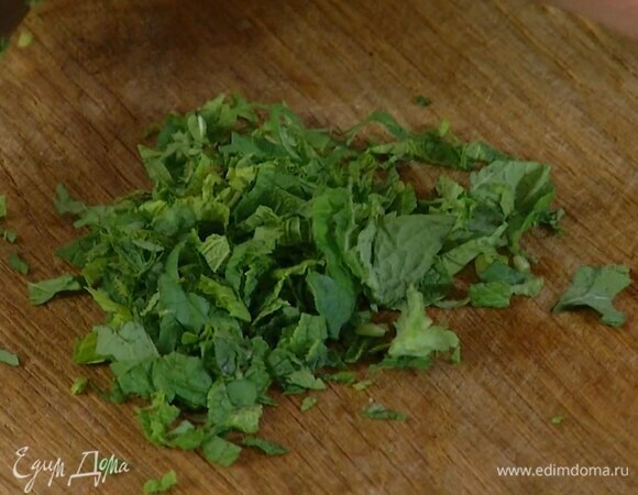 Мяту мелко порубить.