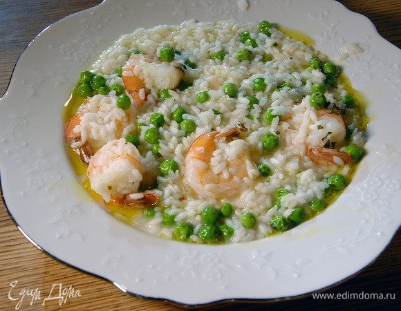 Снять ризотто с огня, посыпать измельченной мятой, сбрызнуть оливковым маслом Extra Virgin.