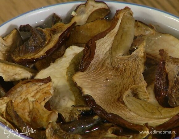 Сухие грибы залить кипятком и дать постоять, затем воду слить через сито и сохранить.