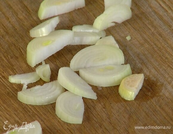 Шалот почистить и нарезать полукольцами.