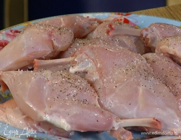 Мясо кролика посолить и поперчить со всех сторон.