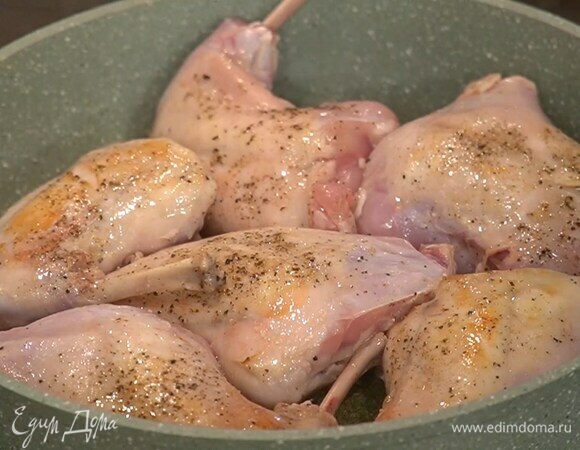 Разогреть в сковороде оливковое и сливочное масло и обжарить ножки до золотистой корочки, затем переложить в жаропрочную форму, а в сковороде обжарить лук с чесноком.