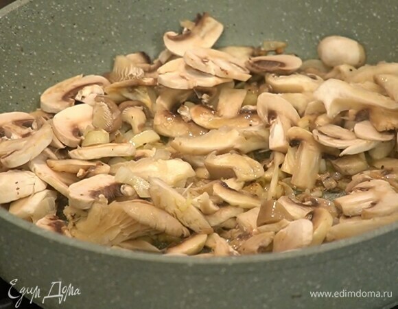 Вешенки и шампиньоны нарезать пластинками и добавить в сковороду с луком и чесноком.