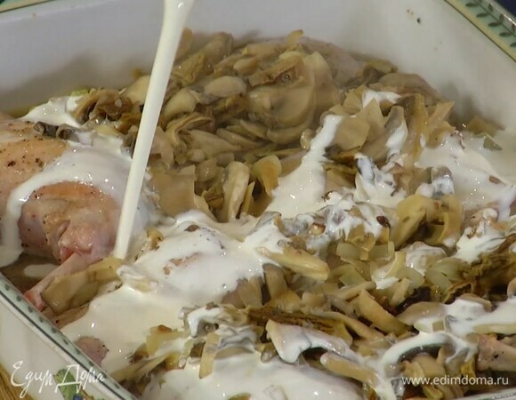 Замоченные грибы мелко порезать, добавить к свежим грибам с луком, влить вино и на сильном огне дать алкоголю выпариться, затем влить воду, в которой замачивались грибы, все посолить, перемешать и выложить в форму с кроликом, сверху полить сливками.