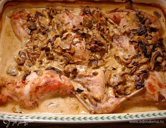 Запекать в разогретой духовке 45–50 минут, периодически поливая соусом.