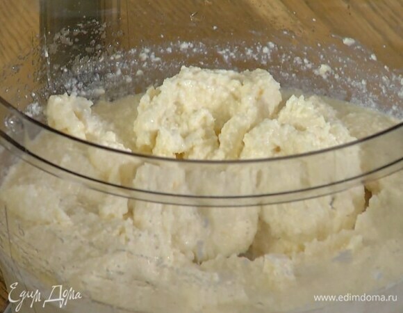 Творог выложить в чашу блендера, добавить яйцо, желтки, 2 ст. ложки сахара и соль, влить ванильный экстракт и взбить все в однородную массу.