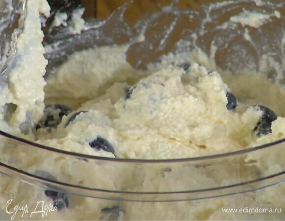 Половину голубики выложить в творожный крем и аккуратно перемешать.