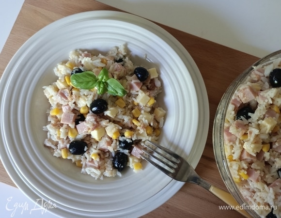 Приправлям салат солью, перцем и оливковым маслом. Перемешиваем и отправляем в холодильник на 15–20 минут. Затем салат снова перемешиваем и подаем. Приятного аппетита!