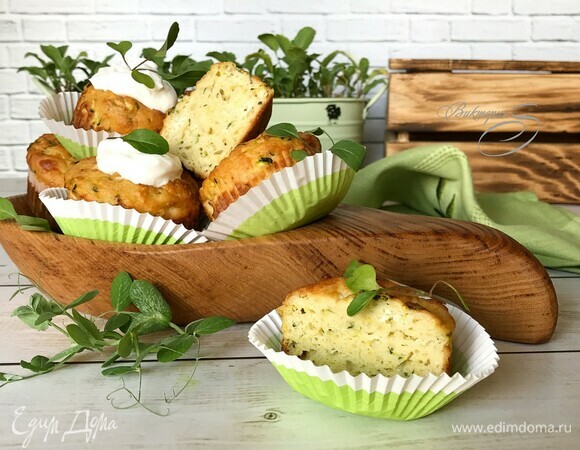 Готовые маффины одинаково хороши как теплые, так и остывшие. При желании можно подать со сметаной или йогуртом. Приятного вам аппетита и вкусного яркого лета!