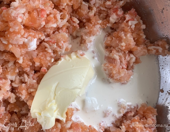 В фарш добавляем размягченное масло, сливки и солим по вкусу. Аккуратно вымешиваем.
