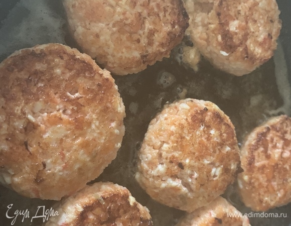 Влажными руками формируем котлеты и обжариваем с каждой стороны до готовности, до корочки. Готовятся котлеты очень быстро, и в процессе выделяется жирок, поэтому сковороду слегка смазываю растительным маслом. Приятного аппетита!
