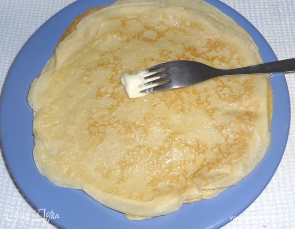 Испечь блинчики по любимому рецепту (или взять готовые покупные).