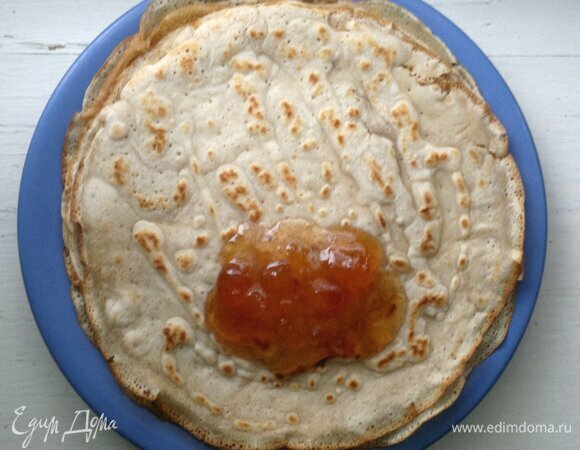 На каждый блинчик выложить небольшое количество джема. С трех сторон загнуть края блинчика на джем и свернуть в рулет.