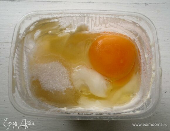 Для заливки соединить сметану, яйцо, сахар, ванилин, взбить до пышности.