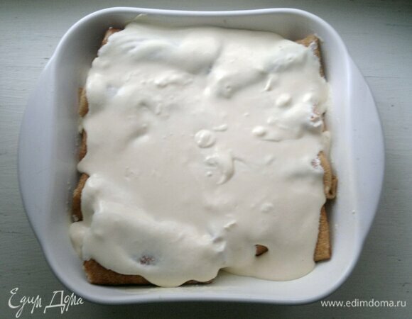 Вылить сметанную заливку на блинчики. Поставить форму в духовку, разогретую до 180°C, на 15–20 мин.