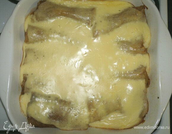 Форму с блинчиками достать из духовки.