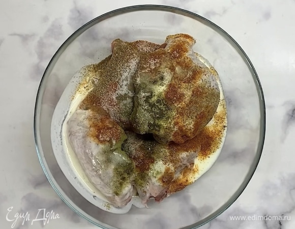 Куриные бедра подготавливаем, отделяем жир. Добавляем кефир, молотый кориандр, хмели-сунели, соль, паприку или острый красный перец.