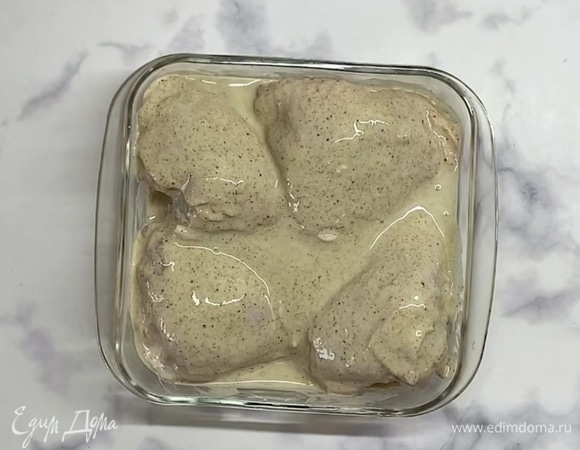 Смешиваем все ингредиенты и оставляем мариноваться на 1 час. Куриные бедра выкладываем в форму, сверху — маринад. В холодную духовку ставим при 180°C на 30 минут, затем уменьшаем температуру до 120–130°C и запекаем еще 40 минут.