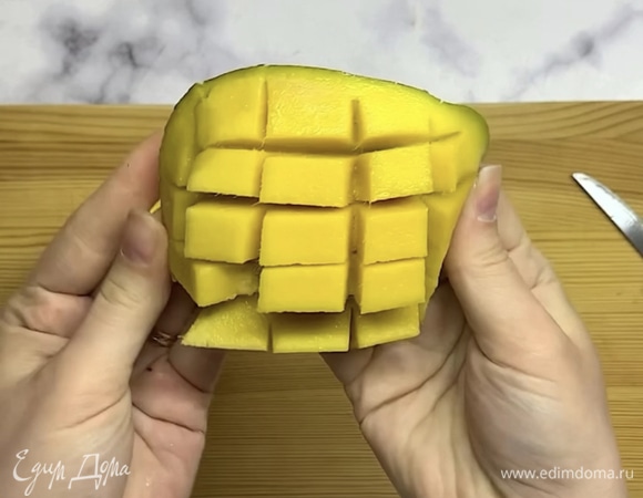 Отделяем мякоть манго и нарезаем на небольшие кусочки.