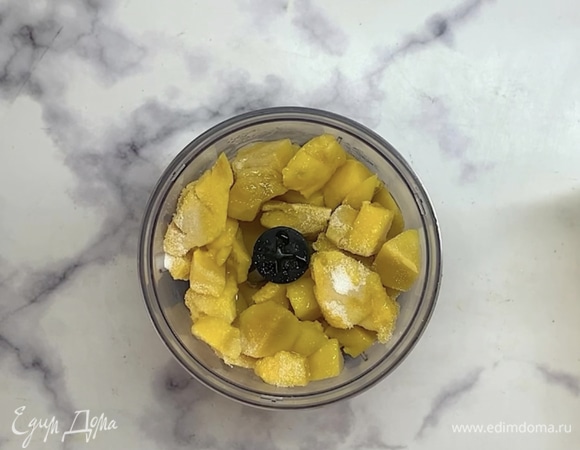 Замороженное манго перекладываем в блендер. Если блендер маленький, то готовим частями. Добавляем воду и мед (или сахарозаменитель) и блендером доводим до пюреобразного состояния. На это уйдет 3–5 минут.