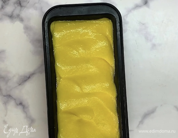 Можно подавать сразу, тогда сорбет будет мягкий. Для более плотной массы перекладываем в форму и ставим еще на 1–2 часа в морозилку.