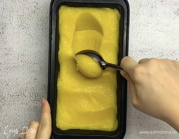 Когда сорбет будет готов, ложкой формируем шарики, украшаем и подаем к столу.