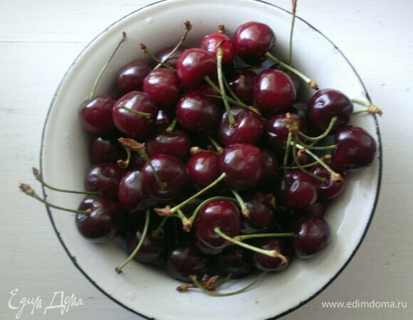Черешню помыть, обсушить, оборвать хвостики, удалить косточки, не нарушая целостности ягод. Выложить ягоды в дуршлаг, чтобы стек сок.