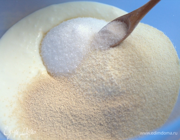 Манку смешать с кефиром, сахаром, дрожжами. Оставить на 5–10 минут.