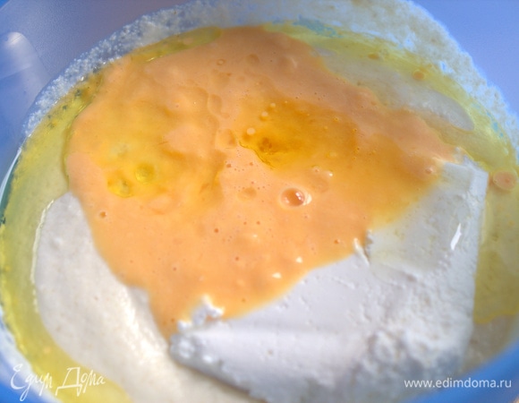 Добавить творог и взбитые с маслом яйца.