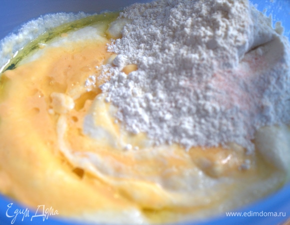 Всыпать муку с солью.