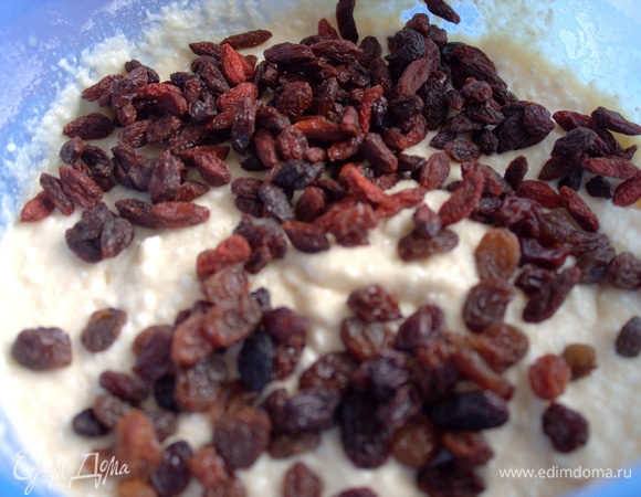 Добавить изюм и ягоды годжи или просто изюм.