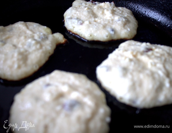 Жарить, как обычные средние оладьи, на смазанной сковороде.