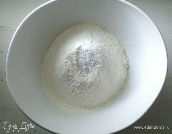 Соединить просеянную муку, соль, соду, ванилин, перемешать.