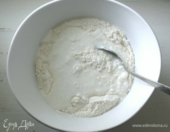 В сухую смесь влить кефир, перемешать.