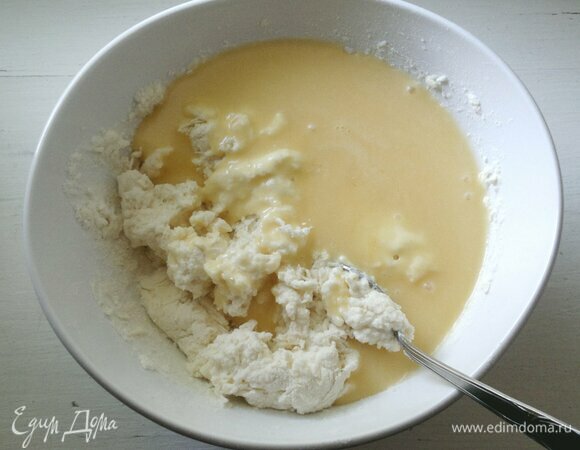 Соединить яично-масляную массу с мучной.