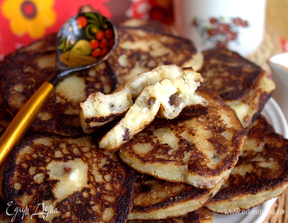 Поливаем сгущенкой или медом.