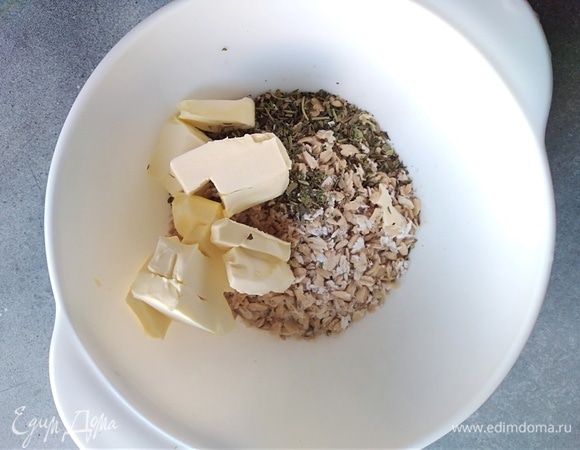 Духовку разогреть до 170°C. Соединить хлопья (я беру обычный геркулес), соль, приправы. Добавить масло из холодильника, нарезанное кубиками.