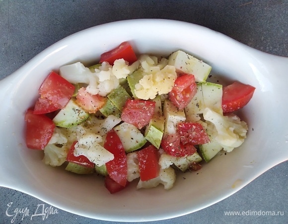 Подготовить керамическую форму или взять порционные, смазать маслом. Овощи нарезать небольшими кубиками и поместить в форму. Посолить и посыпать приправой. Если берете свежую цветную капусту, то нужно ее отварить 5 минут. А вообще берите те овощи, которые любите больше всего.