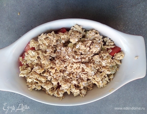 Сверху распределить овсяную крошку и поставить в духовку на 20 минут.
