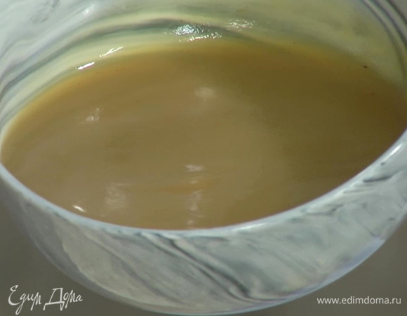 Приготовить пюре: 3 яблока очистить и запечь в духовке или припустить в небольшом количестве воды, затем измельчить мякоть блендером.