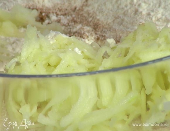 Оставшееся яблоко очистить и натереть на крупной терке.