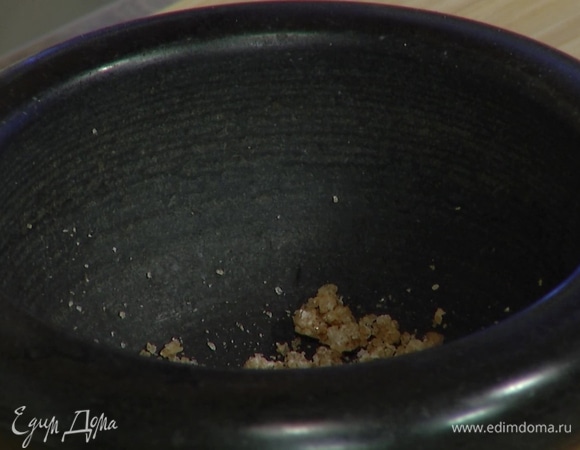 Коричневый сахар измельчить в ступке.