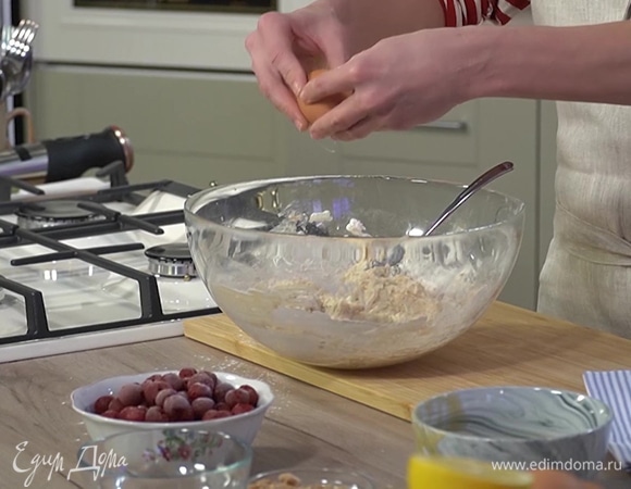 Приготовить тесто: муку, корицу и белый сахар всыпать в глубокую миску и перемешать, добавить натертое яблоко, йогурт, 200 г яблочного пюре и вымешать тесто, затем ввести яйцо и перемешать.