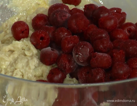 Ягоды добавить в тесто и все еще раз перемешать.