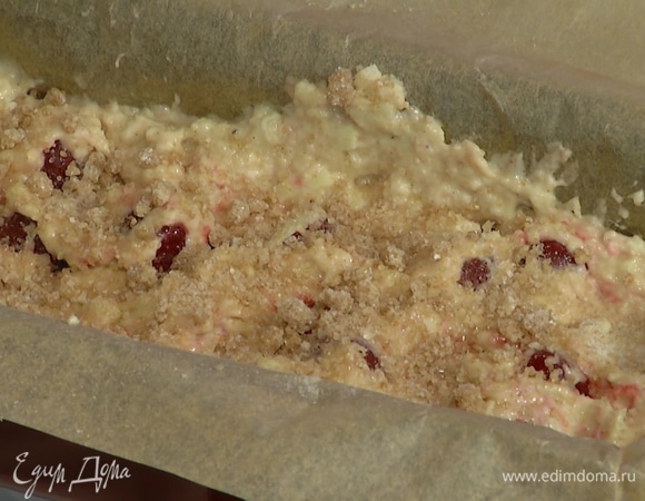 Прямоугольную форму для кекса застелить бумагой для выпечки, выложить тесто и равномерно распределить, сверху посыпать коричневым сахаром.